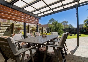 Have fun at Pop's in Berrara!