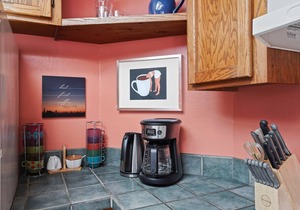 Heart of Sunriver, Cute and Cozy Traditional Sunriver Cabin, SHARC Passes, Hot Tub