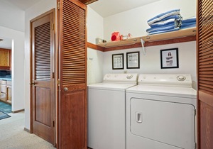 Heart of Sunriver, Cute and Cozy Traditional Sunriver Cabin, SHARC Passes, Hot Tub