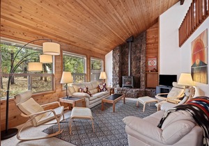 Heart of Sunriver, Cute and Cozy Traditional Sunriver Cabin, SHARC Passes, Hot Tub