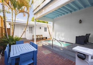 Heated Pool, Private Parking - Creme Brulee Suite