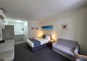 Hi 5 Glenelg Studio Apartment