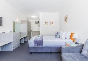 Hi 5 Glenelg Studio Apartment