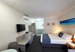 Hi 5 Glenelg Studio Apartment