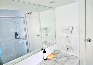 Hi 5 Glenelg Studio Apartment