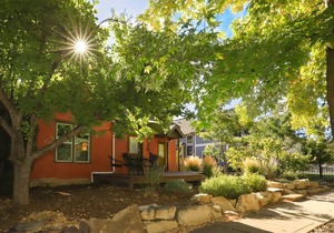 Highland Sage: Downtown Oasis, Private Fenced Yard and Relaxing Patio