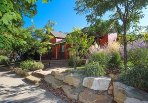 Highland Sage: Downtown Oasis, Private Fenced Yard and Relaxing Patio