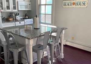 Historic 1890 Victorian 2nd Floor Apartment a block from beach!