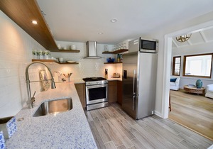 Historic Cottage Overlooking Twilight Lake, 2 Block Walk To Beach & BH Village