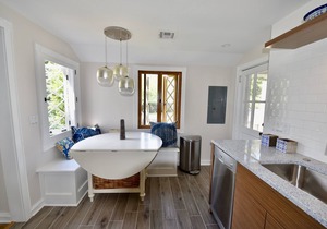 Historic Cottage Overlooking Twilight Lake, 2 Block Walk To Beach & BH Village