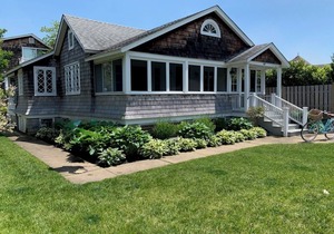 Historic Cottage Overlooking Twilight Lake, 2 Block Walk To Beach & BH Village