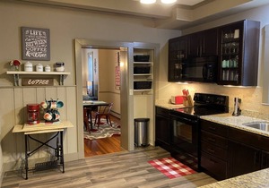 Historic District Inn 4 Bed/3 Bath in the heart of downtown Hermann!