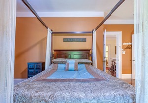 Historical Monroe Manor - Magnolia Room