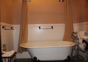 Historical Monroe Manor - Master Room