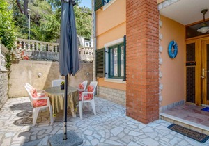 Holiday apartment with sea view 30 m from the beach
