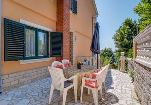 Holiday apartment with sea view 30 m from the beach
