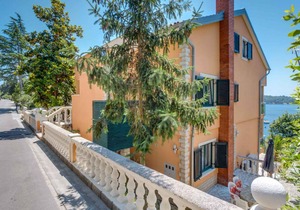 Holiday apartment with sea view