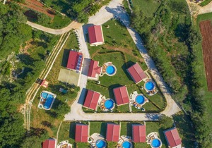 Holiday house with private pool for 4-6 persons in the holiday park Jelovci