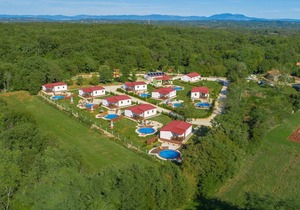 Holiday house with private pool for 6-8 persons in the holiday park Jelovci