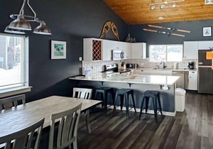 Home w/private hot tub & fireplace close to Town Center & Resort - Mountain to Meadow Ski Chalet