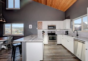 Home w/private hot tub & fireplace close to Town Center & Resort - Mountain to Meadow Ski Chalet