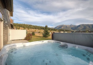 Home w/private hot tub & fireplace close to Town Center & Resort - Mountain to Meadow Ski Chalet