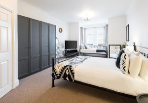 Host & Stay - Regency Mansions Apartment