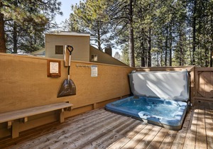 Hot Tub, close to SHARC, double-sided wood-burning fireplace, peaceful