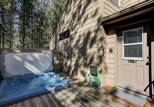 Hot Tub, close to SHARC, double-sided wood-burning fireplace, peaceful