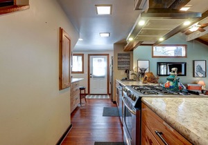 Hot Tub, close to SHARC, double-sided wood-burning fireplace, peaceful