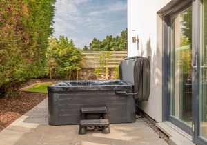 *HOT TUB* Entire 3 bed, East Lothian luxury apartment w/garden+hot tub. Sleeps 6