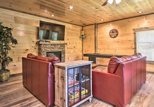 Hot Tub, Game Room, Decks Cabin in Gatlinburg
