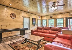 Hot Tub, Game Room, Decks Cabin in Gatlinburg