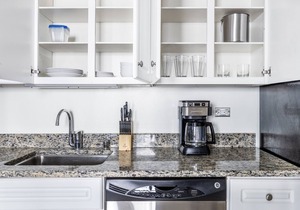 Ideal River North 1BR w/pool, gym, nr. L & Magnificent Mile