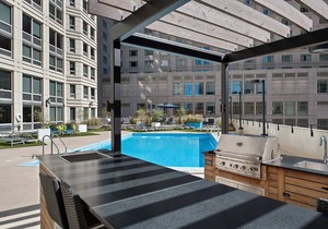 Ideal River North 1BR w/pool, gym, nr. L & Magnificent Mile