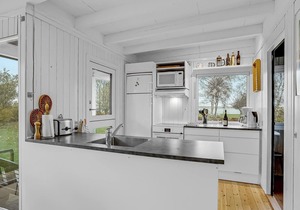 In the first row to Grønsund lies this cozy cottage.