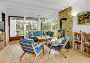 In the first row to Grønsund lies this cozy cottage.