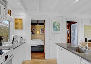 In the first row to Grønsund lies this cozy cottage.