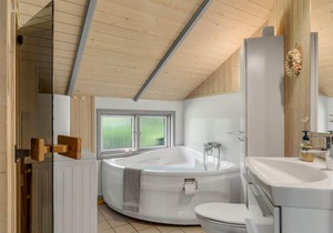 In the naturally beautiful area of Udsholt Strand lies this beautiful luxury holiday home.