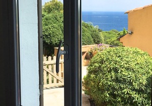 Individual house. Exceptional sea view, swimming pool, beach 400 m'away.