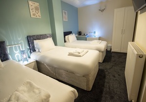 Irvine Riverside Guesthouse by Paymán Club