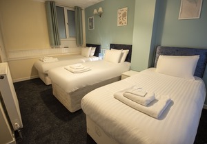 Irvine Riverside Guesthouse by Paymán Club