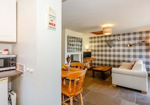 IVY COTTAGE, romantic, luxury holiday cottage in Grewelthorpe