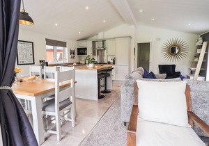 JINNYSPINNER LODGE, pet friendly, with a garden in Windermere