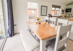 JINNYSPINNER LODGE, pet friendly, with a garden in Windermere