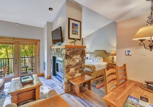 Junior suite w/kitchenette, gas fireplace & ski in-out