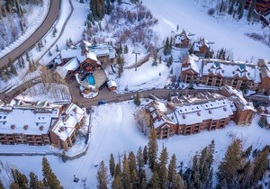 Junior suite w/kitchenette, gas fireplace & ski in-out