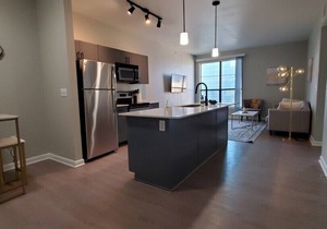 King Bed + Pool in Great Location by Galleria - H