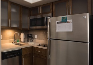 King Suite w/Kitchen. Free Breakfast. Pool. Great Location!