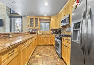 Kings Retreat! Walk to Ski Lifts-Year Round Pool and Hot Tub! Golf Course View!